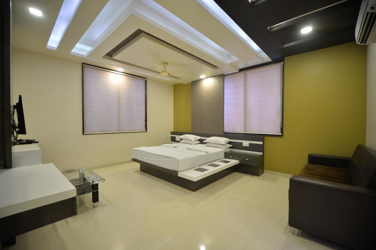 Hotel Radhe Krishna Солапур Екстериор снимка