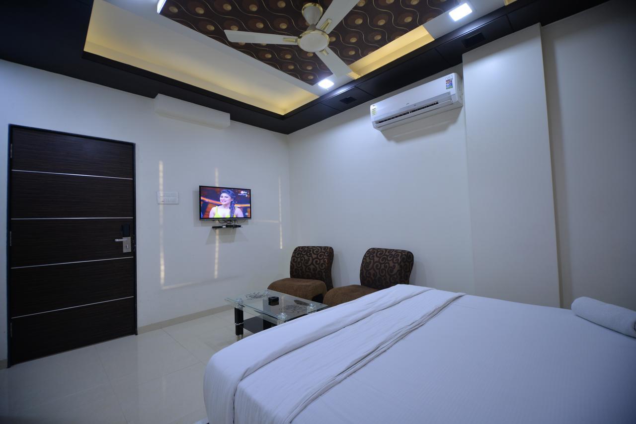 Hotel Radhe Krishna Солапур Екстериор снимка