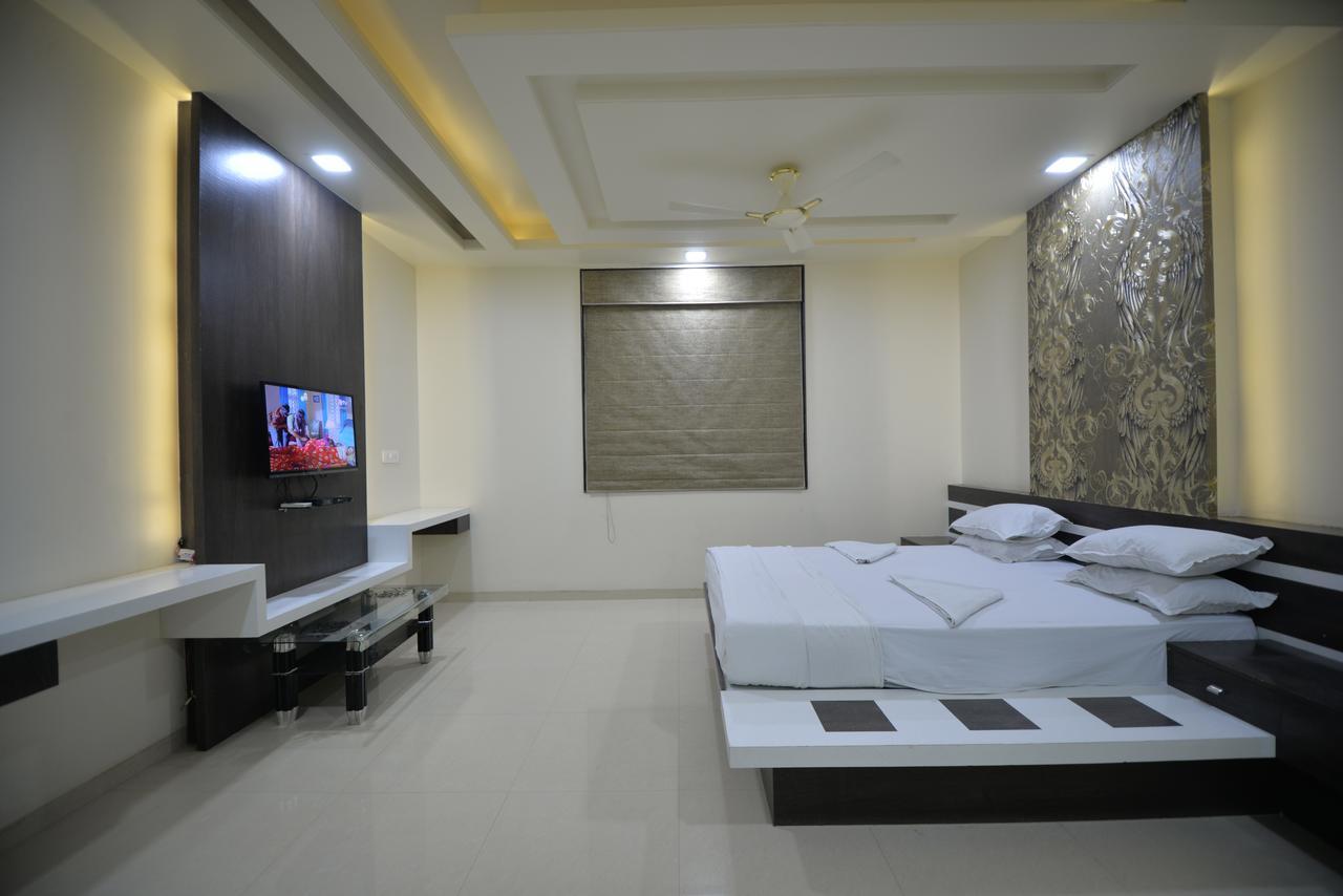 Hotel Radhe Krishna Солапур Екстериор снимка